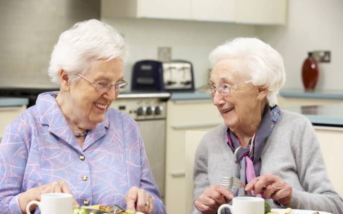 äldre kvinnor äter mat tillsammans